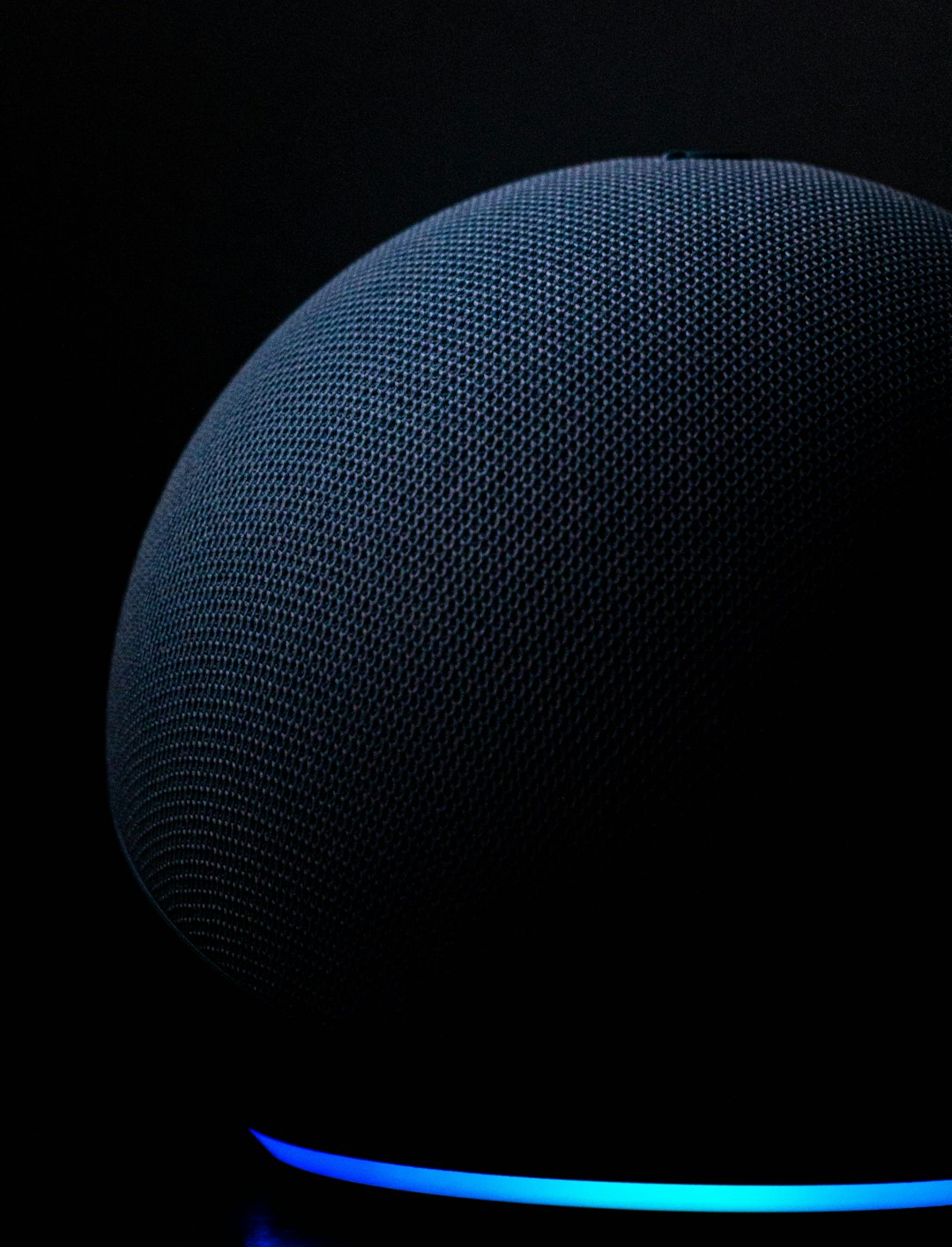 Amazon Alexa+ 2026: New Alexa Tablets, AI Features, India Price & Everything You Need to Know 2 Real Amazon Alexa smart speaker close-up